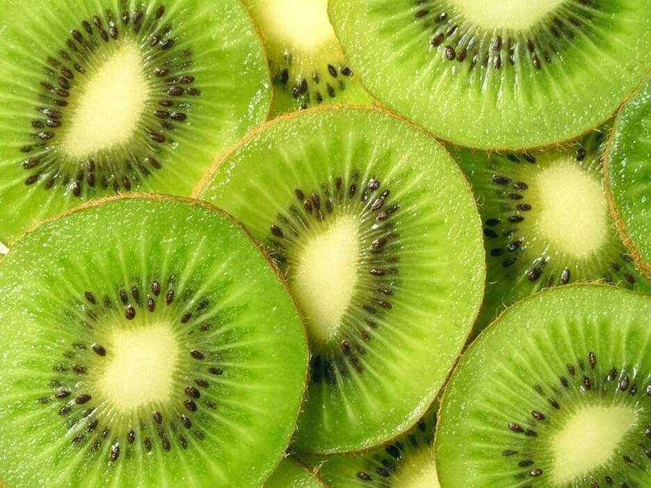 میوه‌ی کیوی- پالثی سبز رنگ با دانه‌های مشکی و پوستی کرکی و قهوه‌ای